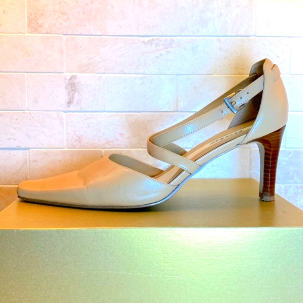 Bata tan 10B heeled shoes